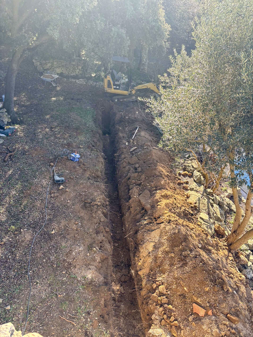 Tranchée de drainage creusée par SAT à Cornillon-Confoux